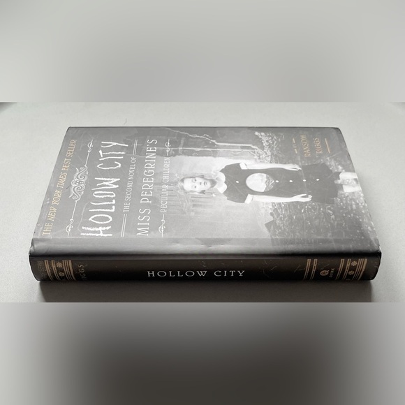 Hollow City: Miss Peregrine's Peculiar Children by Ransom Riggs - Picture 3 of 6